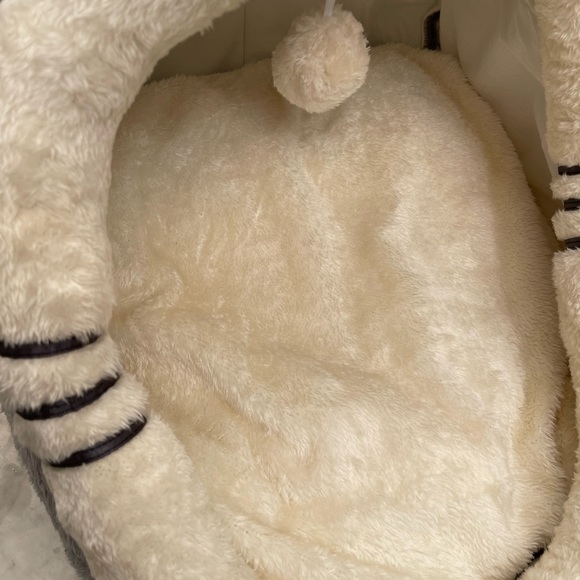 new cute faux fur 16”L x 13”Hx 13”W cat bed for sale - Picture 3 of 7